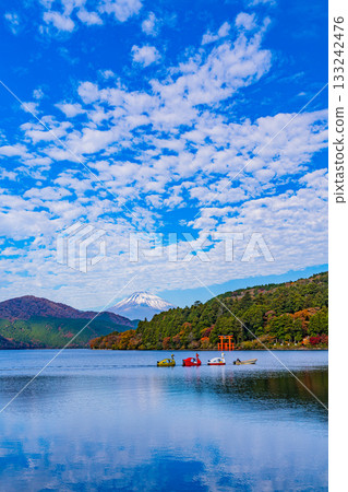 [Kanagawa Prefecture] Motohakone Port: A scene of a swan boat being pulled on a calm lake 133242476
