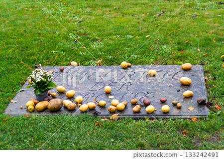 Potatoes on the grave of Frederick the Great Potatoes on the grave of Frederick the Great 133242491
