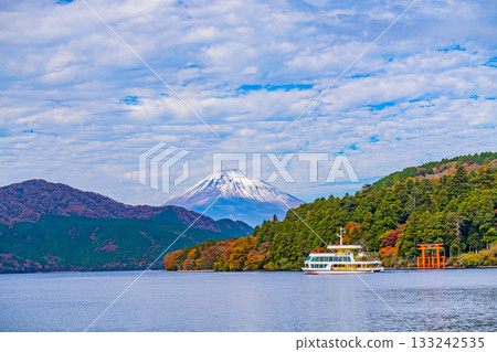 [Kanagawa Prefecture] A sightseeing boat departs from Motohakone Port and Lake Ashi, where the autumn leaves are beautiful 133242535