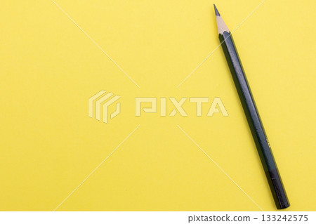 黃色背景上的鉛筆 133242575