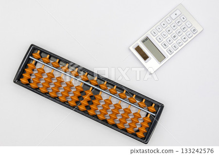 計算器和算盤 計算器和算盤 133242576