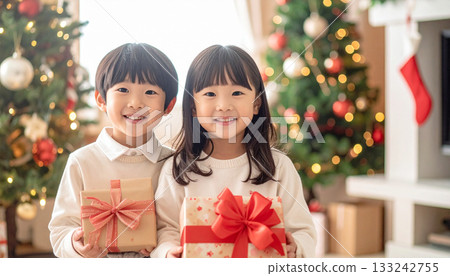 孩子們開心地看著聖誕禮物(AI生成圖像) 孩子們開心地看著聖誕禮物(AI生成圖像) 133242755