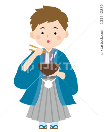 圖：一個身穿和服的男孩站著吃蕎麥麵。 133242886