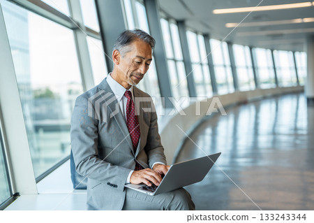 一位高級商務人士正在操作筆記型電腦 133243344