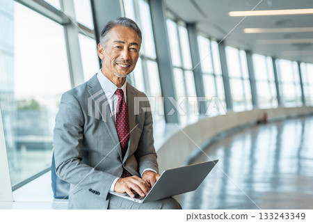 Senior businessman operating a laptop 133243349