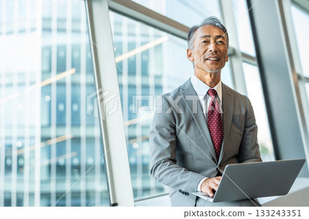 Senior businessman operating a laptop 133243351
