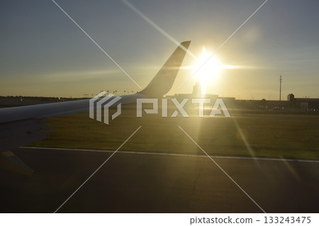 起飛機翼和日落 133243475