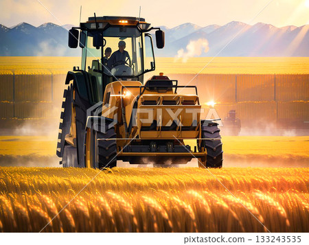 夕陽的餘暉中，一個男人正駕駛著拖拉機在廣闊的田野裡勞動。 133243535