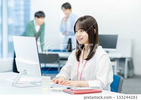 在辦公室工作的女商人 133244281