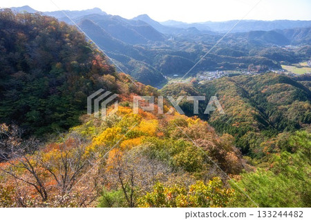 茨城縣醍醐町袋田瀑布周圍的秋葉 133244482