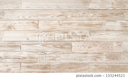 橫向背景圖，展現一面老舊的木板牆，牆體由紋理清晰的白色粗鋸木板構成。 133244521