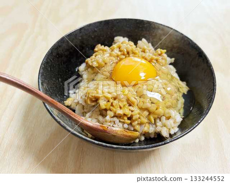 米飯上放有納豆碎和雞蛋 133244552