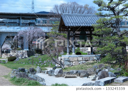 滋賀縣大津坂本,古城區風貌保存完好:JR厚生線比叡山坂本站前的坂本石街公園。 滋賀縣大津坂本,古城區風貌保存完好:JR厚生線比叡山坂本站前的坂本石街公園。 133245339