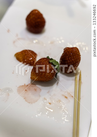 用草莓裝飾蛋糕 133246692