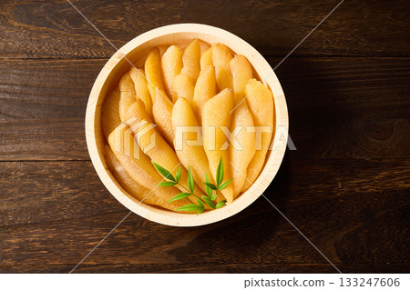 一道傳統的日式料理,用未經漂白和加工的鯡魚籽製成,盛放在木桶中(木紋背景)。 一道傳統的日式料理,用未經漂白和加工的鯡魚籽製成,盛放在木桶中(木紋背景)。 133247606