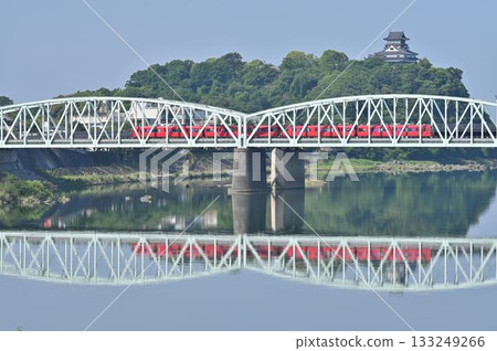 Meitetsu 3500 series train crossing Inuyama Bridge reflected on the water 133249266