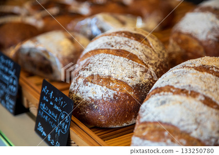 日本沿海的麵條店內提供各種時尚新鮮烘焙的產品。 133250780