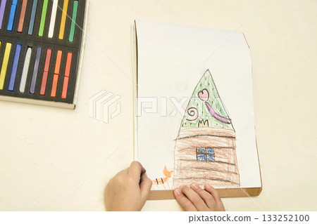 Child drawing creative house with chalk pastels on sketchbook with colorful Child drawing creative house with chalk pastels on sketchbook with colorful 133252100