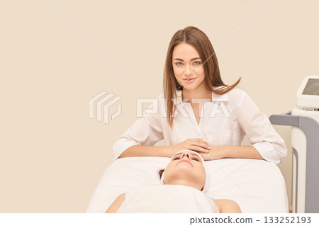 Female caucasian spa therapist with client in relaxing wellness setting 133252193