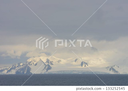 終極未開發地區：南極海域、南設得蘭群島、夏季景色 133252545