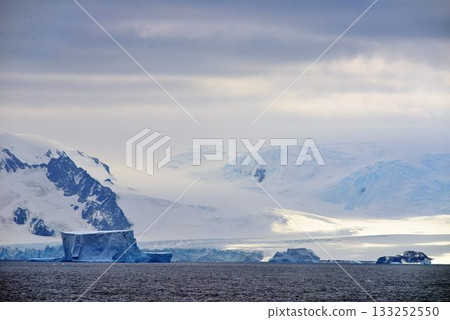 終極未開發地區:南極海域、南設得蘭群島、夏季景色 終極未開發地區:南極海域、南設得蘭群島、夏季景色 133252550