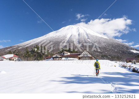 以大山為背景的雪鞋健行圖片 以大山為背景的雪鞋健行圖片 133252621