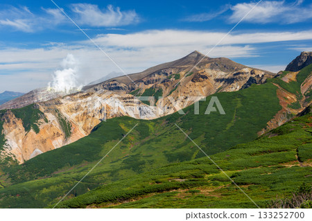 The magnificent mountain scenery of Mt. Tokachi seen from the Furanodake hiking trail (Hokkaido) 133252700