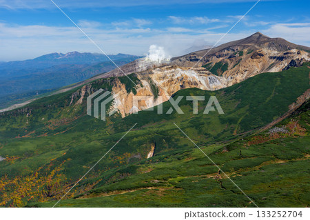 The magnificent mountain scenery of Mt. Tokachi seen from the Furanodake hiking trail (Hokkaido) The magnificent mountain scenery of Mt. Tokachi seen from the Furanodake hiking trail (Hokkaido) 133252704