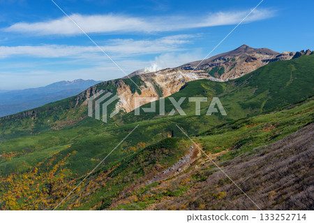 The magnificent mountain scenery of Mt. Tokachi seen from the Furanodake hiking trail (Hokkaido) 133252714