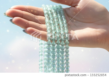 一張天然寶石飾品的照片，柔和的光線下拍攝了你雙手閃耀的光芒。 133252854