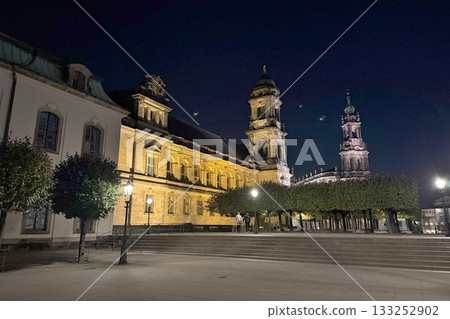 Pearl of the Elbe River: Night view of Dresden Old Town, Germany 133252902