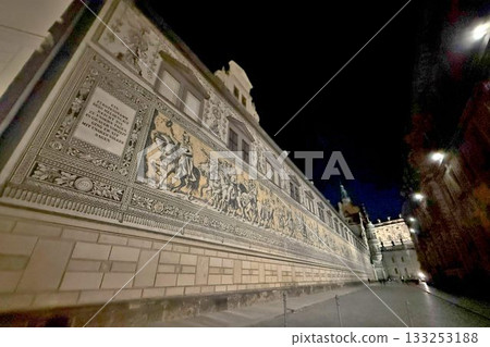Pearl of the Elbe River: Germany "Night view of Dresden Old Town" - Procession of Monarchs 133253188