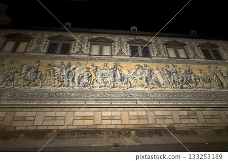 Pearl of the Elbe River: Germany "Night view of Dresden Old Town" - Procession of Monarchs 133253189
