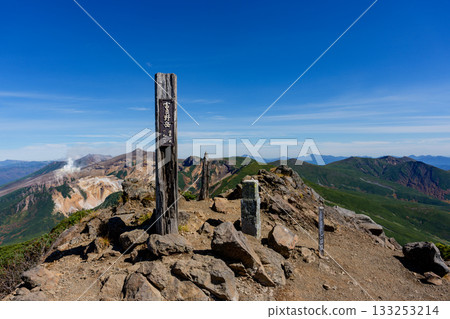從富良野山頂（北海道）眺望十勝山雄偉的火山地形與山景 133253214
