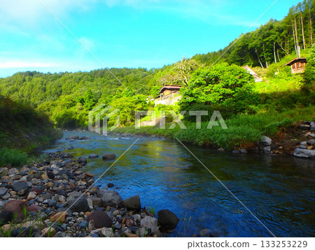 夏末，釣客的記憶依然留在甲斐田高原的末川河中。 133253229