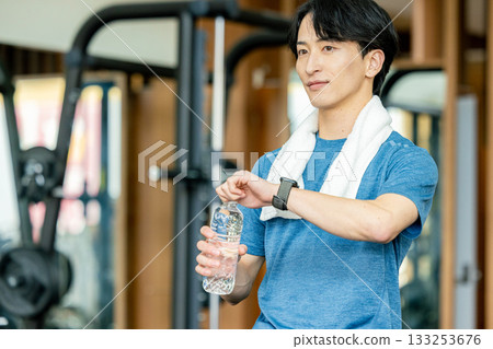 在健身房訓練的人 133253676