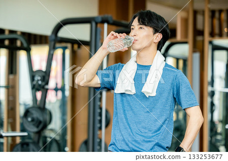 Men training in the gym 133253677