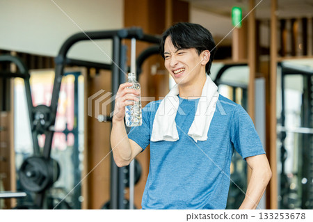 Men training in the gym 133253678