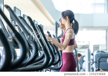 使用交叉訓練機的男士和女士 133253688