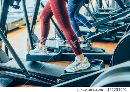 使用交叉訓練機的男士和女士 133253691