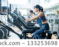 在健身房使用直立式自行車的男男女女 133253698