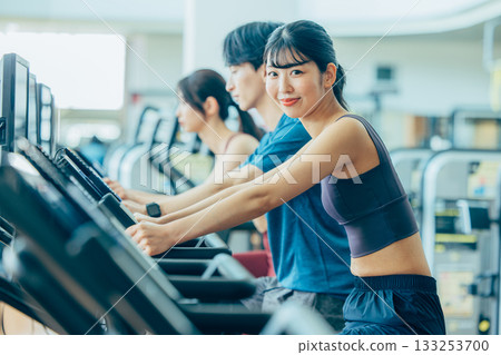 在健身房使用直立式自行車的男男女女 133253700