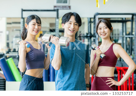 在健身房進行肌肉訓練的男女 133253717