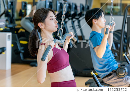 Lat pulldown machine 133253722