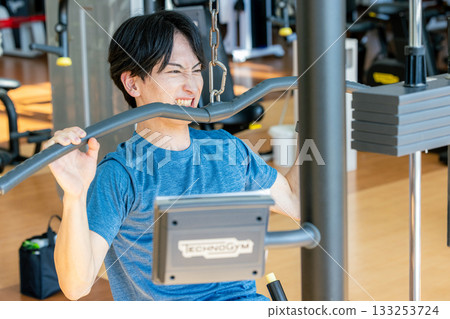 Lat pulldown machine 133253724