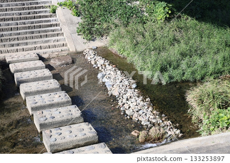 景觀中有河流和台階 景觀中有河流和台階 133253897