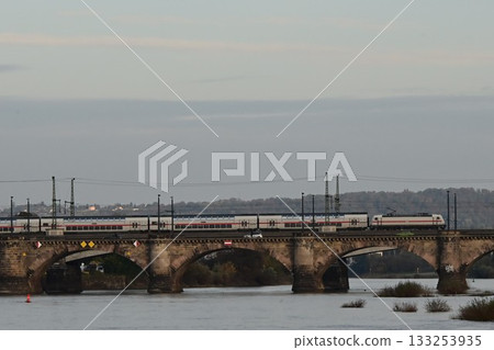 易北河明珠:一列特快列車駛過德國德勒斯登的奧古斯都大橋 易北河明珠:一列特快列車駛過德國德勒斯登的奧古斯都大橋 133253935