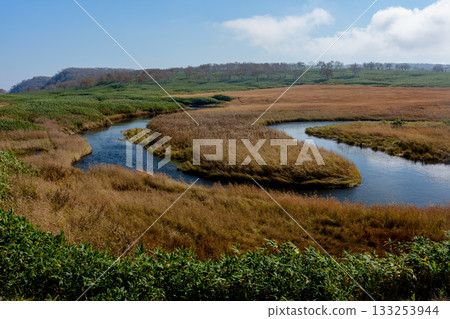 Autumn scenery of the Uryu Marsh with its foliage and ponds (Hokkaido) 133253944