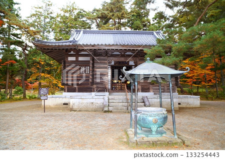 Motsuji Sekizando Temple surrounded by autumn leaves Motsuji Sekizando Temple surrounded by autumn leaves 133254443