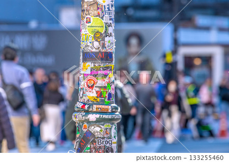 日本開始清除東京城市景觀貼紙…入境遊客與貼紙共存…施工地點位於澀谷一個偏僻的十字路口。 133255460